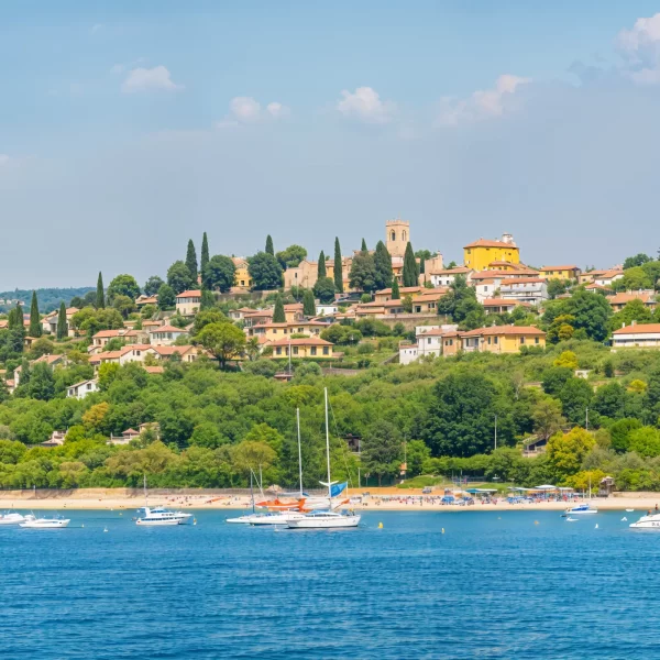 Vy över by i Moniga del Garda